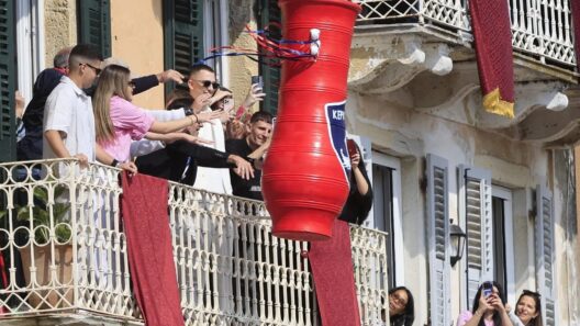 Κέρκυρα: Συναγερμός για κανάτα που έπεσε σε κεφάλι γυναίκας κατά το έθιμο των «Μπότηδων»