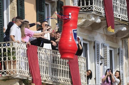 Κέρκυρα: Συναγερμός για κανάτα που έπεσε σε κεφάλι γυναίκας κατά το έθιμο των «Μπότηδων»