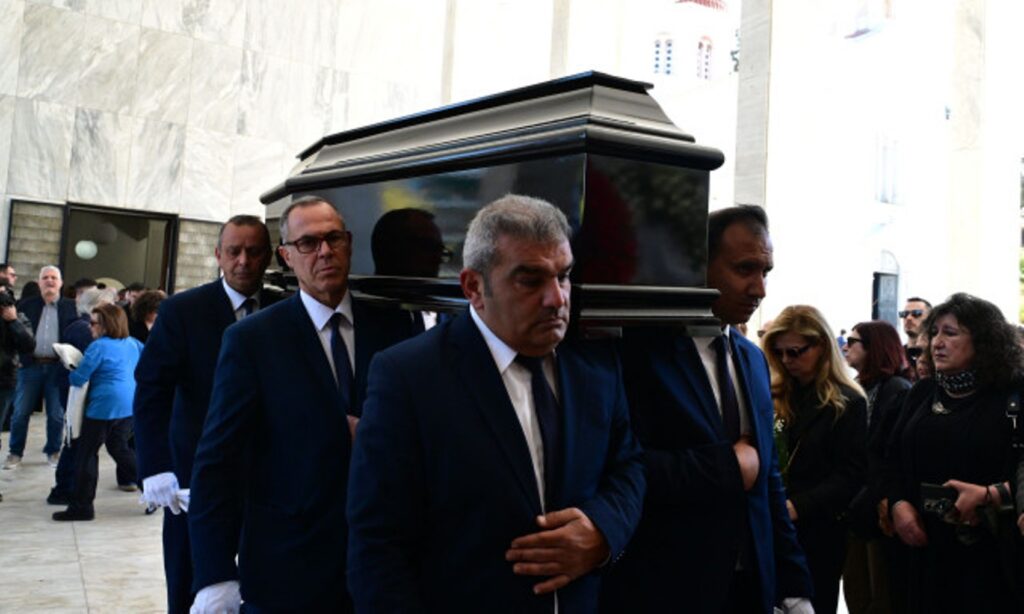 Το «αντίο» στον Βασίλη Ρίζο - Συντετριμμένη η Θεανώ Φωτίου στην κηδεία του γιού της ΦΩΤΟ - ΒΙΝΤΕΟ