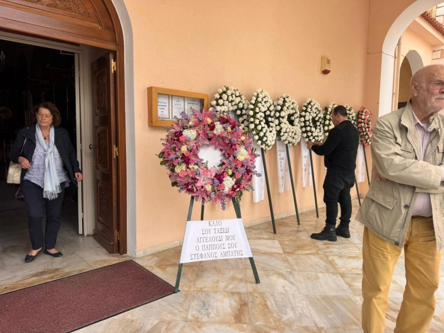 Κεφαλονιά: «Καλό ταξίδι αγγελούδι μου» - Το τελευταίο «αντίο» στην 19χρονη Μυρτώ ΦΩΤΟ