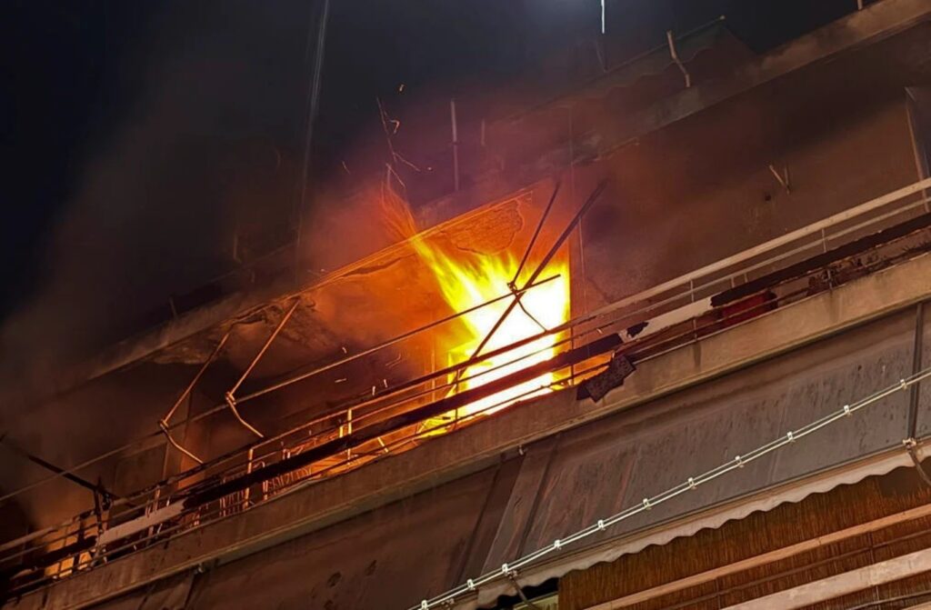 Τι ερευνούν οι Αρχές για τη φωτιά με δύο νεκρούς στον Κολωνό ΦΩΤΟ