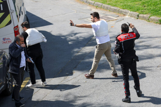 Κωνσταντινούπολη: Τουλάχιστον ένας νεκρός από ένοπλη επίθεση στο Προξενείο του Ισραήλ ΒΙΝΤΕΟ 26 Κωνσταντινούπολη: Τουλάχιστον ένας νεκρός από ένοπλη επίθεση στο Προξενείο του Ισραήλ ΒΙΝΤΕΟ