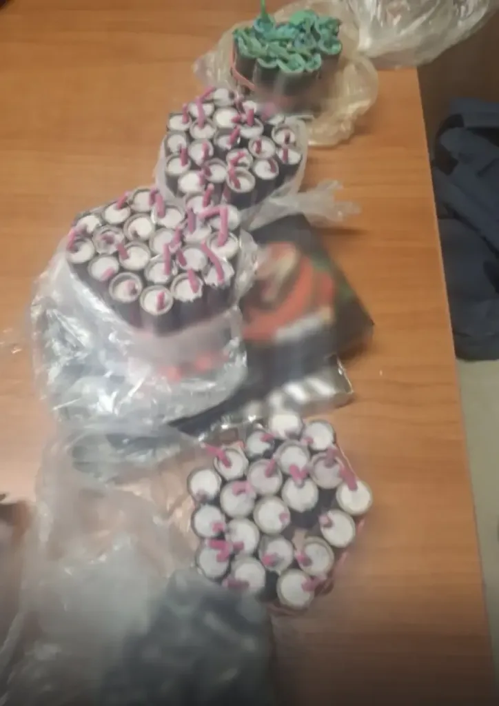 Πάνω από 750 κροτίδες κατασχέθηκαν στην Αθήνα, συνελήφθησαν ανήλικα ΦΩΤΟ 26 Πάνω από 750 κροτίδες κατασχέθηκαν στην Αθήνα, συνελήφθησαν ανήλικα ΦΩΤΟ