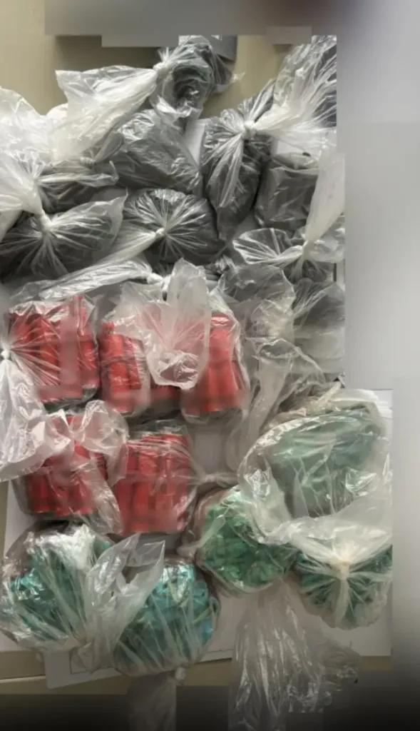 Πάνω από 750 κροτίδες κατασχέθηκαν στην Αθήνα, συνελήφθησαν ανήλικα ΦΩΤΟ 25 Πάνω από 750 κροτίδες κατασχέθηκαν στην Αθήνα, συνελήφθησαν ανήλικα ΦΩΤΟ