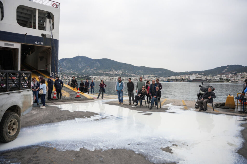 Συνεχίζουν το μπλόκο στο λιμάνι της Μυτιλήνης οι κτηνοτρόφοι - Ανεστάλησαν δρομολόγια ΦΩΤΟ - ΒΙΝΤΕΟ