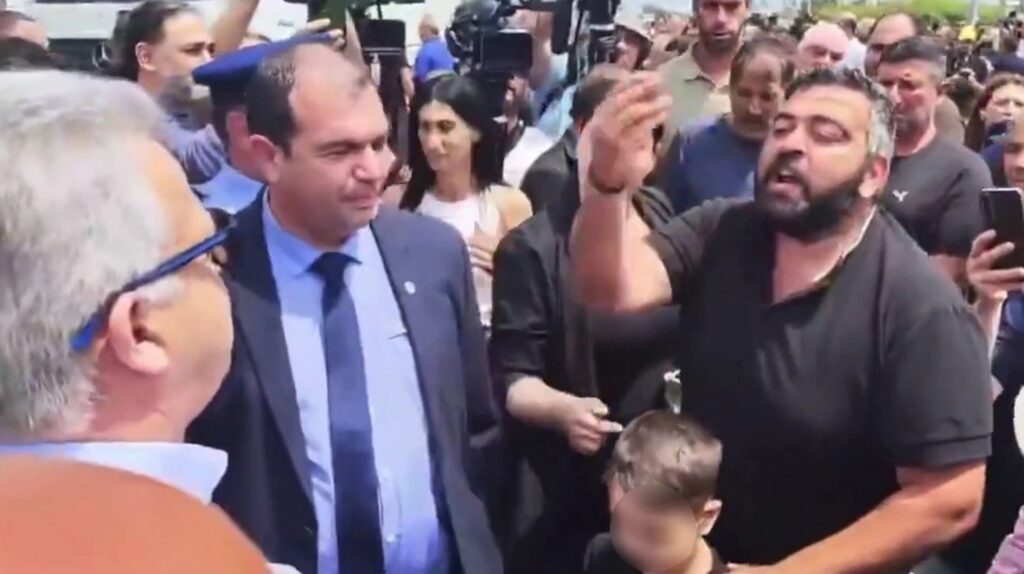 Πατέρας στην Κύπρο έδωσε στον υπουργό Δικαιοσύνης να... μεγαλώσει το παιδί του ΒΙΝΤΕΟ