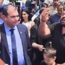 Πατέρας στην Κύπρο έδωσε στον υπουργό Δικαιοσύνης να... μεγαλώσει το παιδί του ΒΙΝΤΕΟ