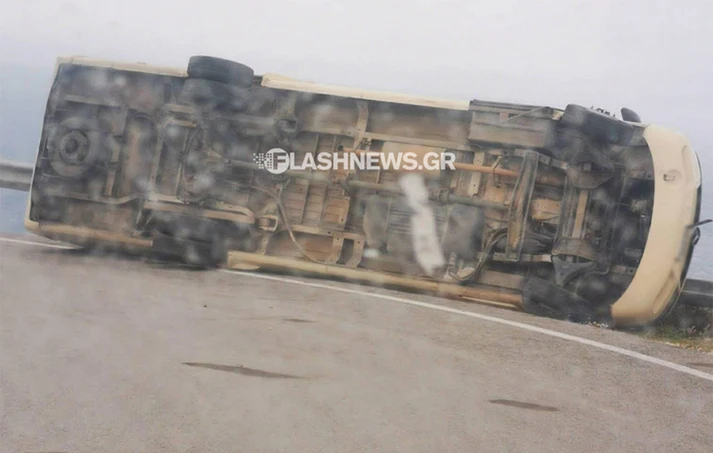 Σφακιά: Ανετράπη λεωφορείο, αναφορές πως το «σήκωσαν» οι θυελλώδεις άνεμοι ΦΩΤΟ