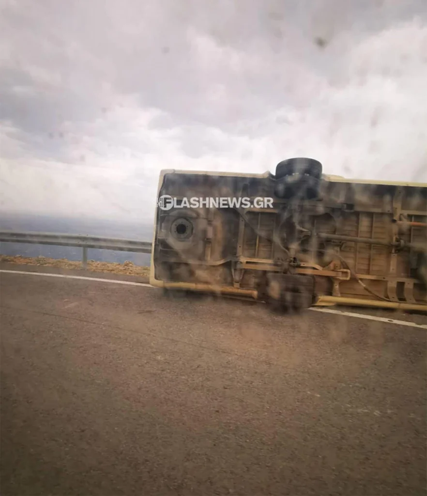 Σφακιά: Ανετράπη λεωφορείο, αναφορές πως το «σήκωσαν» οι θυελλώδεις άνεμοι ΦΩΤΟ