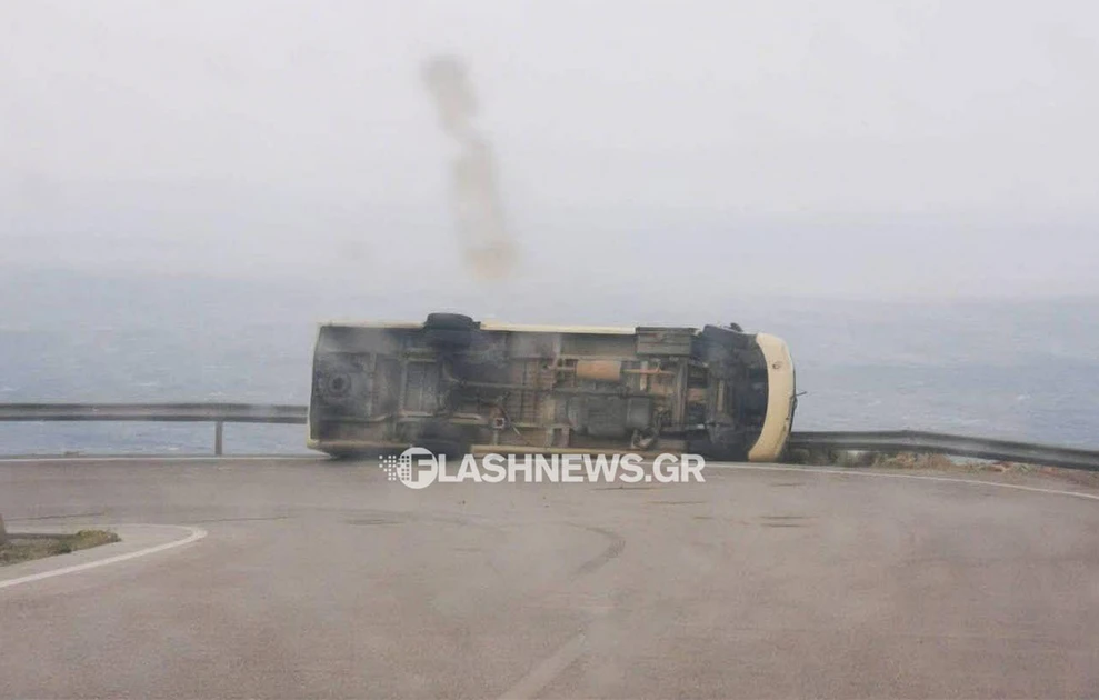 Σφακιά: Ανετράπη λεωφορείο, αναφορές πως το «σήκωσαν» οι θυελλώδεις άνεμοι ΦΩΤΟ