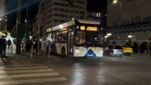 Πειραιάς: Σοκαριστικό τροχαίο με 17χρονο - Παρασύρθηκε από λεωφορείο