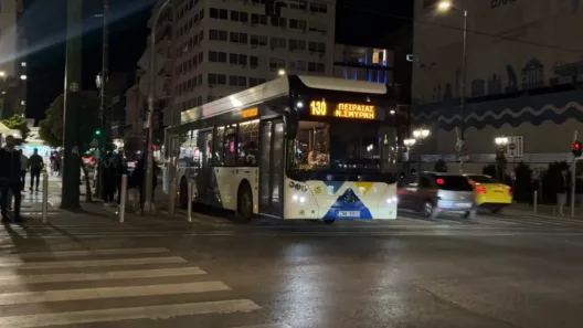 Πειραιάς: Σοκαριστικό τροχαίο με 17χρονο - Παρασύρθηκε από λεωφορείο