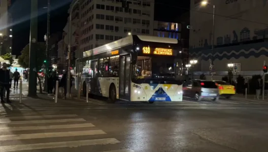 Πειραιάς: Σοκαριστικό τροχαίο με 17χρονο - Παρασύρθηκε από λεωφορείο