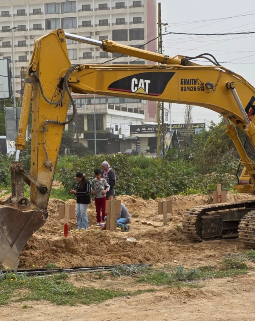 Λίβανος: Ομαδικοί τάφοι ανοίγονται σε οικόπεδα ΦΩΤΟ - ΒΙΝΤΕΟ 25 Λίβανος: Ομαδικοί τάφοι ανοίγονται σε οικόπεδα ΦΩΤΟ - ΒΙΝΤΕΟ
