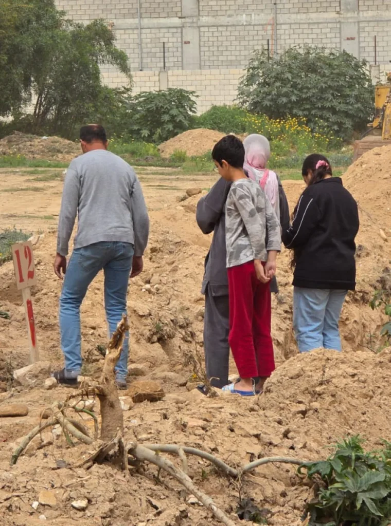 Λίβανος: Ομαδικοί τάφοι ανοίγονται σε οικόπεδα ΦΩΤΟ - ΒΙΝΤΕΟ 26 Λίβανος: Ομαδικοί τάφοι ανοίγονται σε οικόπεδα ΦΩΤΟ - ΒΙΝΤΕΟ