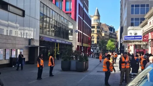 Εκλεισε εκτάκτως ο σταθμός Farringdon στο Λονδίνο, ισχυρές αστυνομικές δυνάμεις στο σημείο ΦΩΤΟ