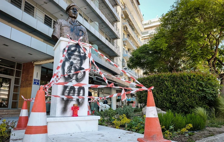 Βανδάλισαν την προτομή του αρχιφύλακα Γιώργου Λυγγερίδη στη Θεσσαλονίκη ΦΩΤΟ