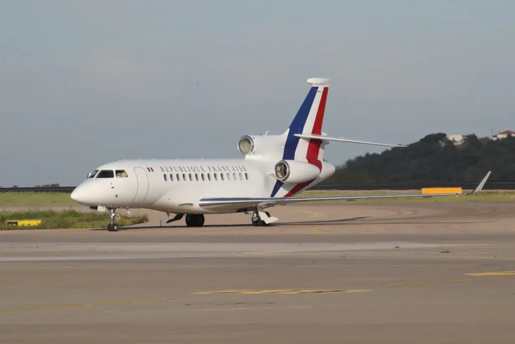 Στην Αθήνα ο Μακρόν, υποδοχή από Κωστή Χατζηδάκη ΦΩΤΟ