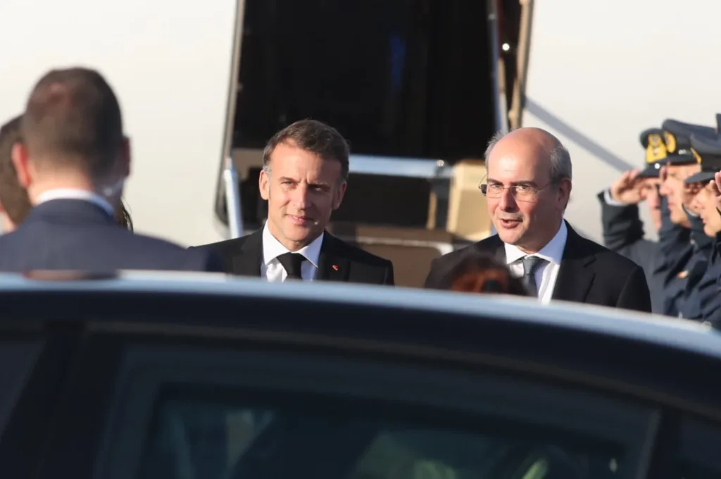 Στην Αθήνα ο Μακρόν, υποδοχή από Κωστή Χατζηδάκη ΦΩΤΟ