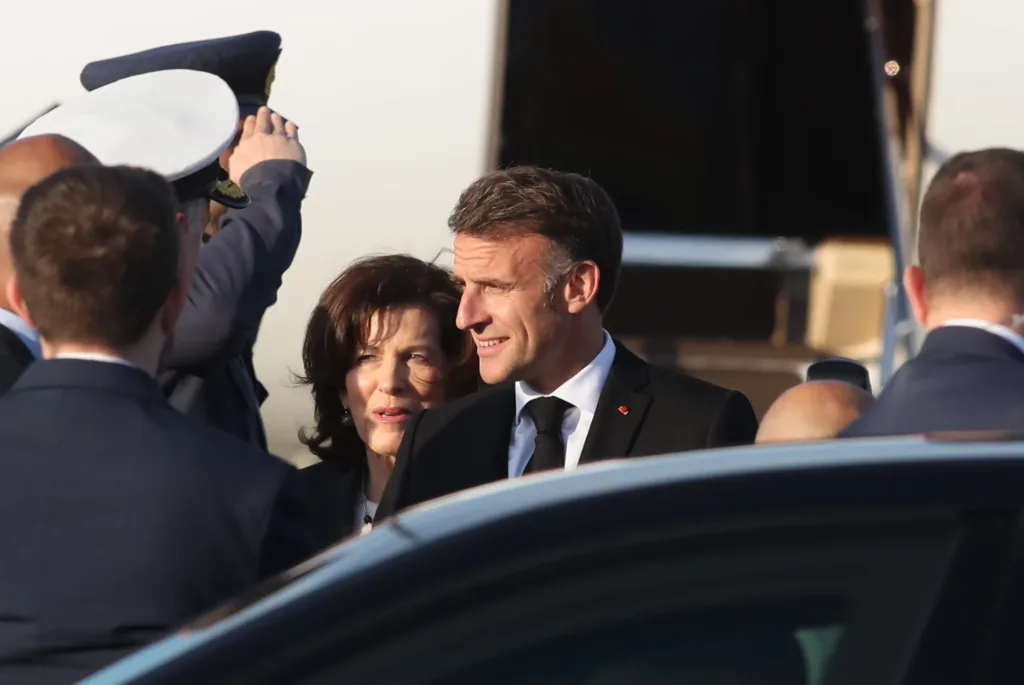 Στην Αθήνα ο Μακρόν, υποδοχή από Κωστή Χατζηδάκη ΦΩΤΟ