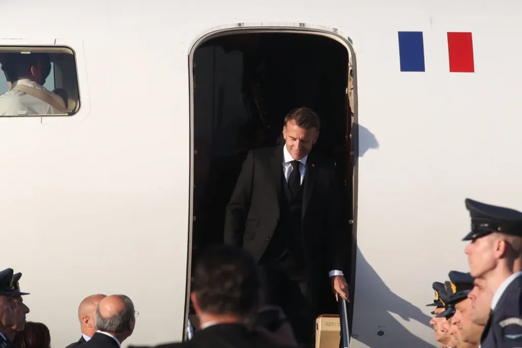 Στην Αθήνα ο Μακρόν, υποδοχή από Κωστή Χατζηδάκη ΦΩΤΟ