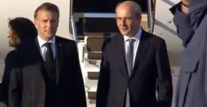 Στην Αθήνα ο Μακρόν, υποδοχή από Κωστή Χατζηδάκη ΦΩΤΟ