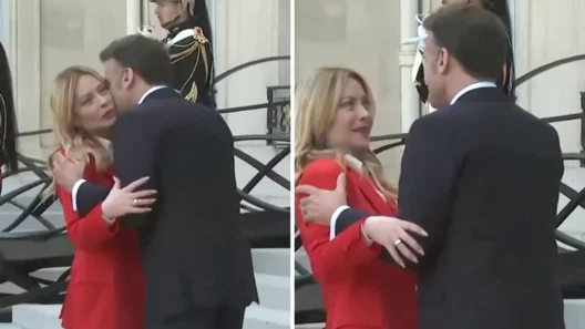 Γιατί έγινε viral το φιλί του Μακρόν στη Μελόνι ΒΙΝΤΕΟ