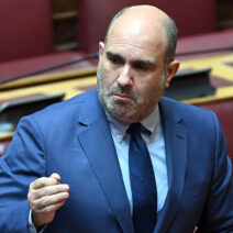 «Δεν θα περιφέρω τα πτυχία μου για να ικανοποιηθεί ο βούρκος», λέει ο Μαρκόπουλος