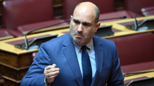 «Δεν θα περιφέρω τα πτυχία μου για να ικανοποιηθεί ο βούρκος», λέει ο Μαρκόπουλος