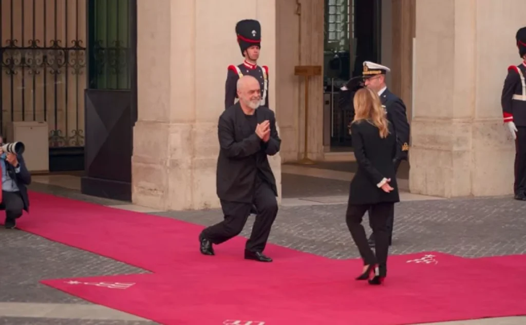 Γιατί έγινε viral το φιλί του Μακρόν στη Μελόνι ΒΙΝΤΕΟ