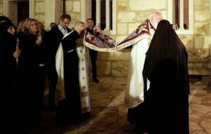 Ο Κυριάκος Μητσοτάκης στην Περιφορά του Επιταφίου ΦΩΤΟ