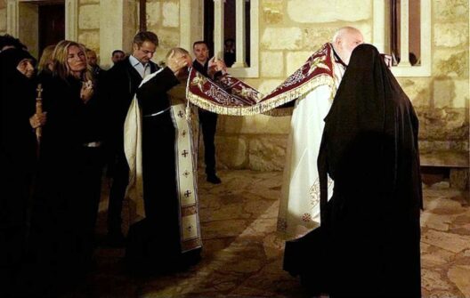 Ο Κυριάκος Μητσοτάκης στην Περιφορά του Επιταφίου ΦΩΤΟ