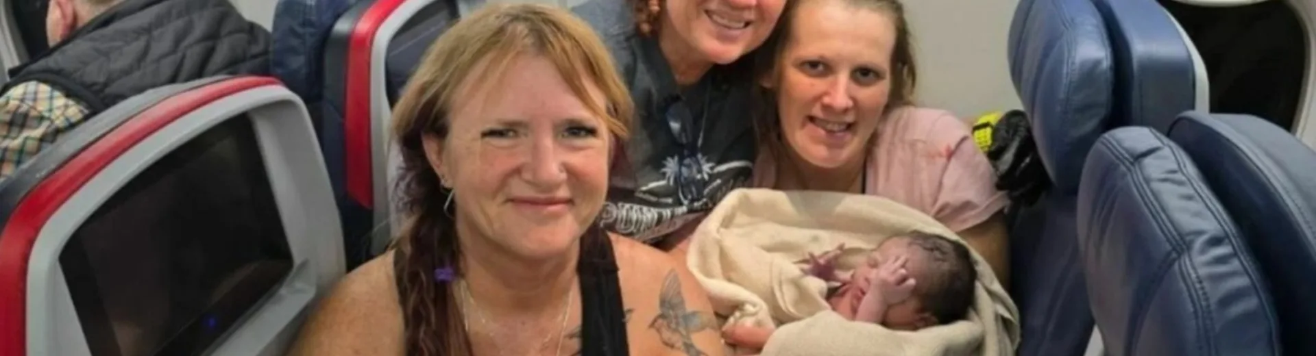 «Βιαστικό» μωρό γεννήθηκε στους αιθέρες - Ο τοκετός σε αεροπλάνο ΦΩΤΟ - ΒΙΝΤΕΟ