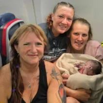 «Βιαστικό» μωρό γεννήθηκε στους αιθέρες - Ο τοκετός σε αεροπλάνο ΦΩΤΟ - ΒΙΝΤΕΟ