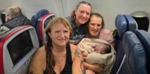 «Βιαστικό» μωρό γεννήθηκε στους αιθέρες - Ο τοκετός σε αεροπλάνο ΦΩΤΟ - ΒΙΝΤΕΟ