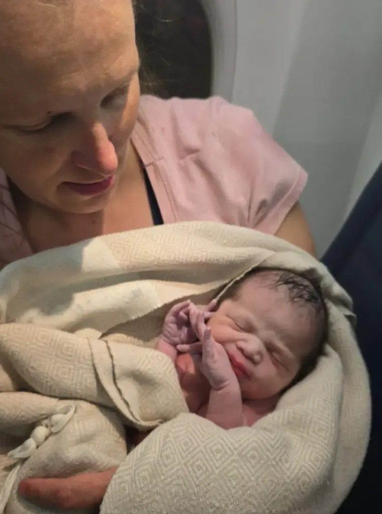 «Βιαστικό» μωρό γεννήθηκε στους αιθέρες - Ο τοκετός σε αεροπλάνο ΦΩΤΟ - ΒΙΝΤΕΟ