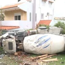 Μπετονιέρα 33 τόνων εκτός πορείας κατέληξε σε σπίτι - Μέσα βρίσκονταν οι ένοικοι