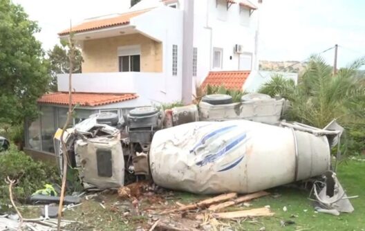 Μπετονιέρα 33 τόνων εκτός πορείας κατέληξε σε σπίτι - Μέσα βρίσκονταν οι ένοικοι