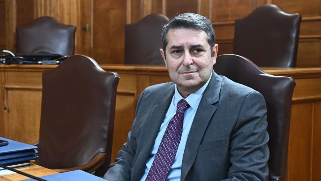 Κρίσιμες ώρες για τον Γιώργο Μυλωνάκη - «Σοβαρή αλλά ελεγχόμενη» η κατάσταση του σύμφωνα με το ιατρικό ανακοινωθέν