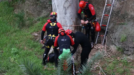 Βόλος: Δραματική διάσωση άνδρα σε χαράδρα
