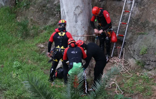 Βόλος: Δραματική διάσωση άνδρα σε χαράδρα
