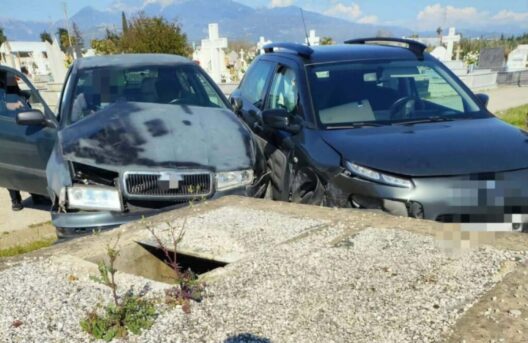 Αγρίνιο: Αυτοκίνητα σε...μνήματα Νεκροταφείου μετά από τροχαίο ΦΩΤΟ