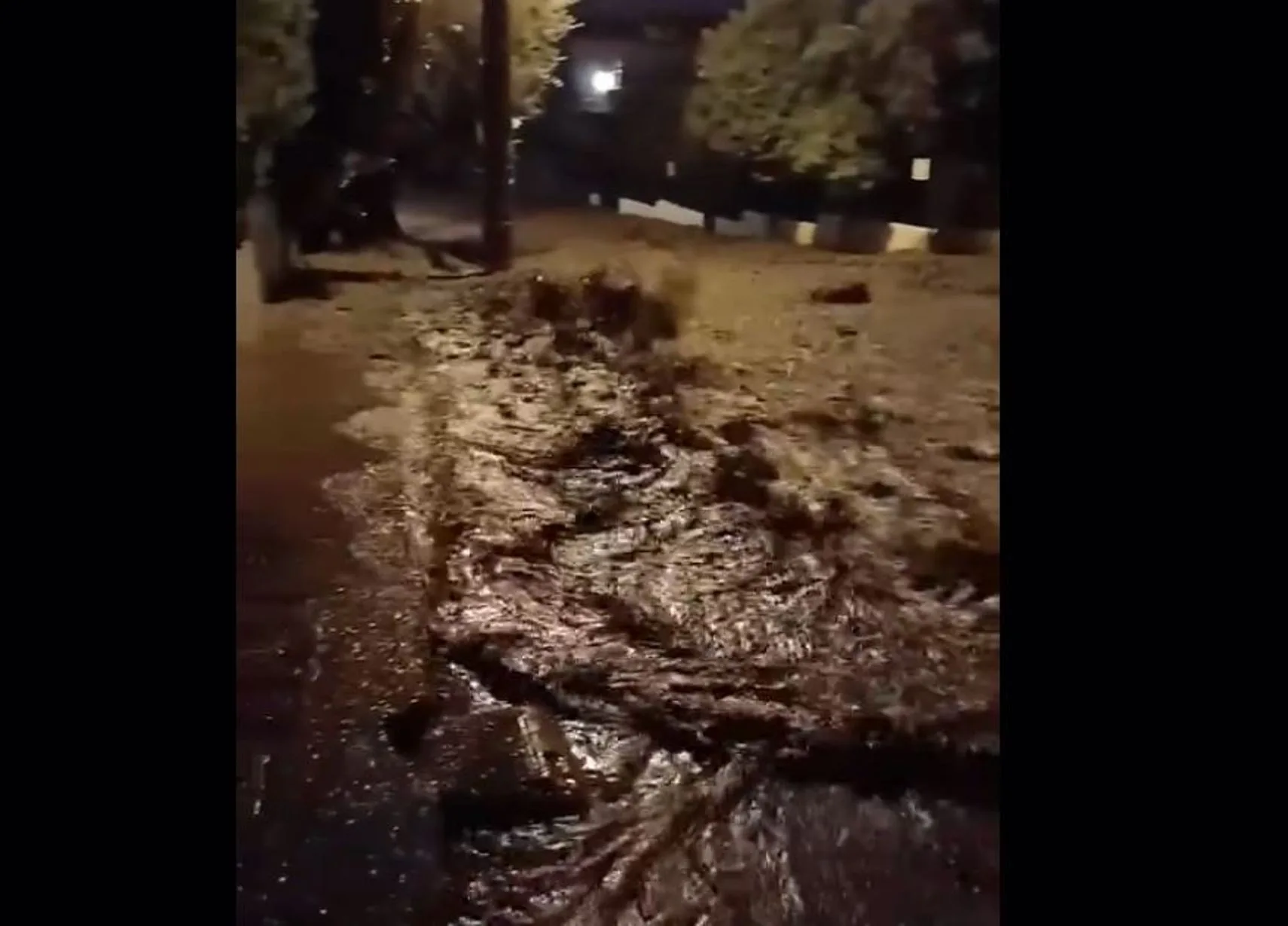 Νέα Μάκρη: «Βρέθηκε σφηνωμένος σε αυτοκίνητο» μαρτυρίες για τον 50χρονο νεκρό της κακοκαιρίας «Erminio» ΒΙΝΤΕΟ