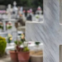 Πάτρα: Χειροπέδες σε ιερόσυλο για κλοπές σε μνήματα