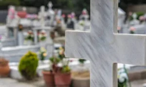 Πάτρα: Χειροπέδες σε ιερόσυλο για κλοπές σε μνήματα