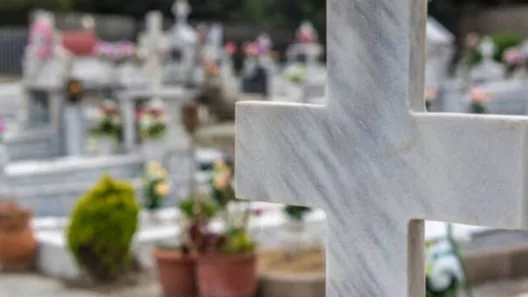 Πάτρα: Χειροπέδες σε ιερόσυλο για κλοπές σε μνήματα