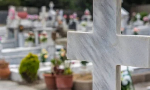 Πάτρα: Χειροπέδες σε ιερόσυλο για κλοπές σε μνήματα