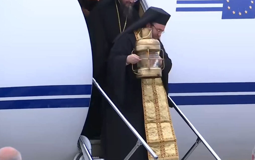 Στην Αθήνα το Άγιο Φως από την Ιερουσαλήμ ΦΩΤΟ 25 Στην Αθήνα το Άγιο Φως από την Ιερουσαλήμ ΦΩΤΟ