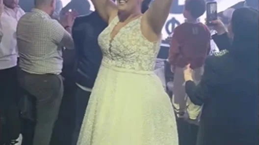 ΟΦΗ: Η νύφη που έκανε το γλέντι... γήπεδο! ΒΙΝΤΕΟ