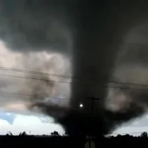 Σοκ στις ΗΠΑ: Σαρωτικοί ανεμοστρόβιλοι, 10 τραυματίες ΒΙΝΤΕΟ